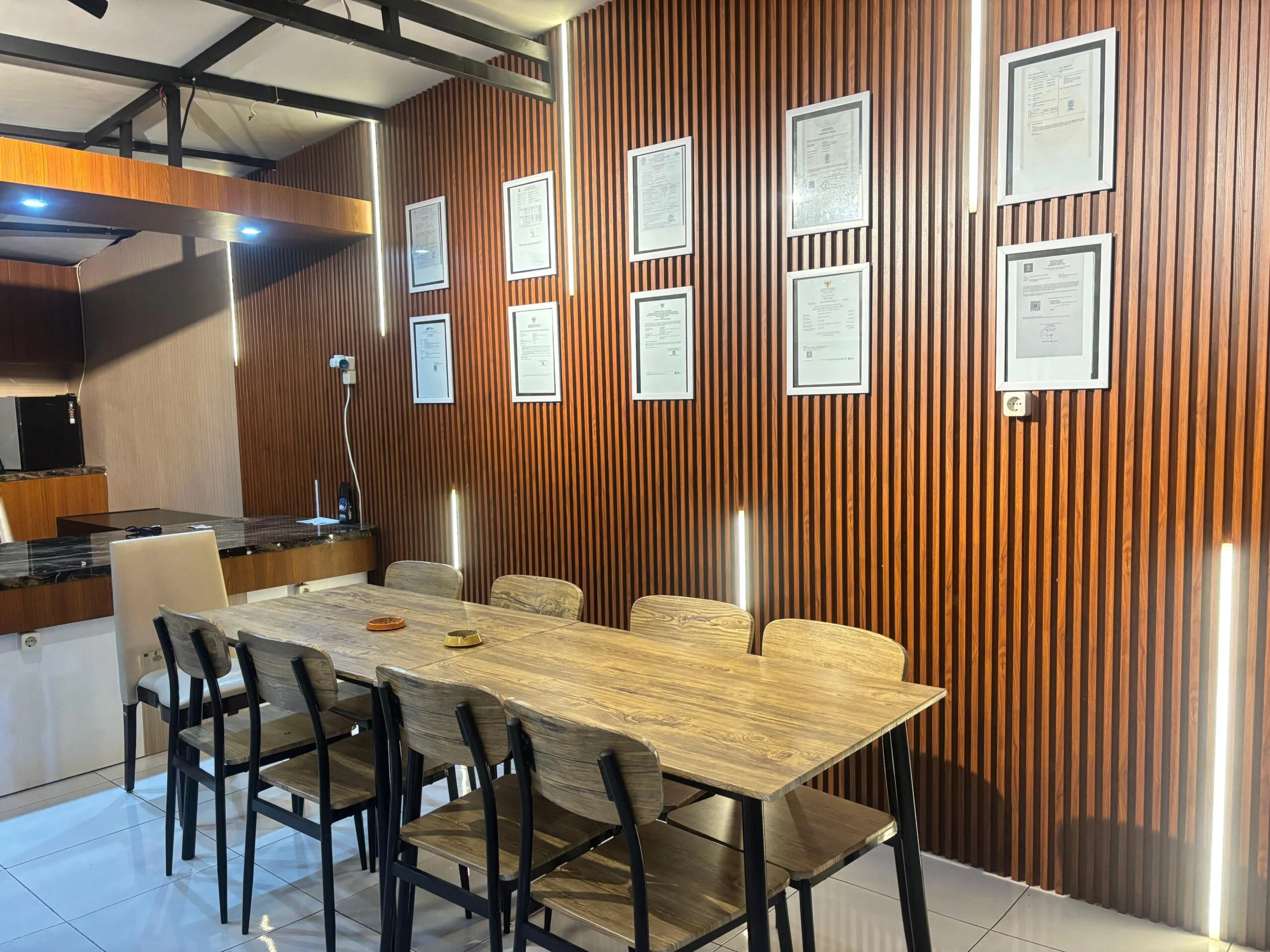 Ruang kantor dengan legalitas dan sertifikat resmi Kopi Sidomulyo terpajang